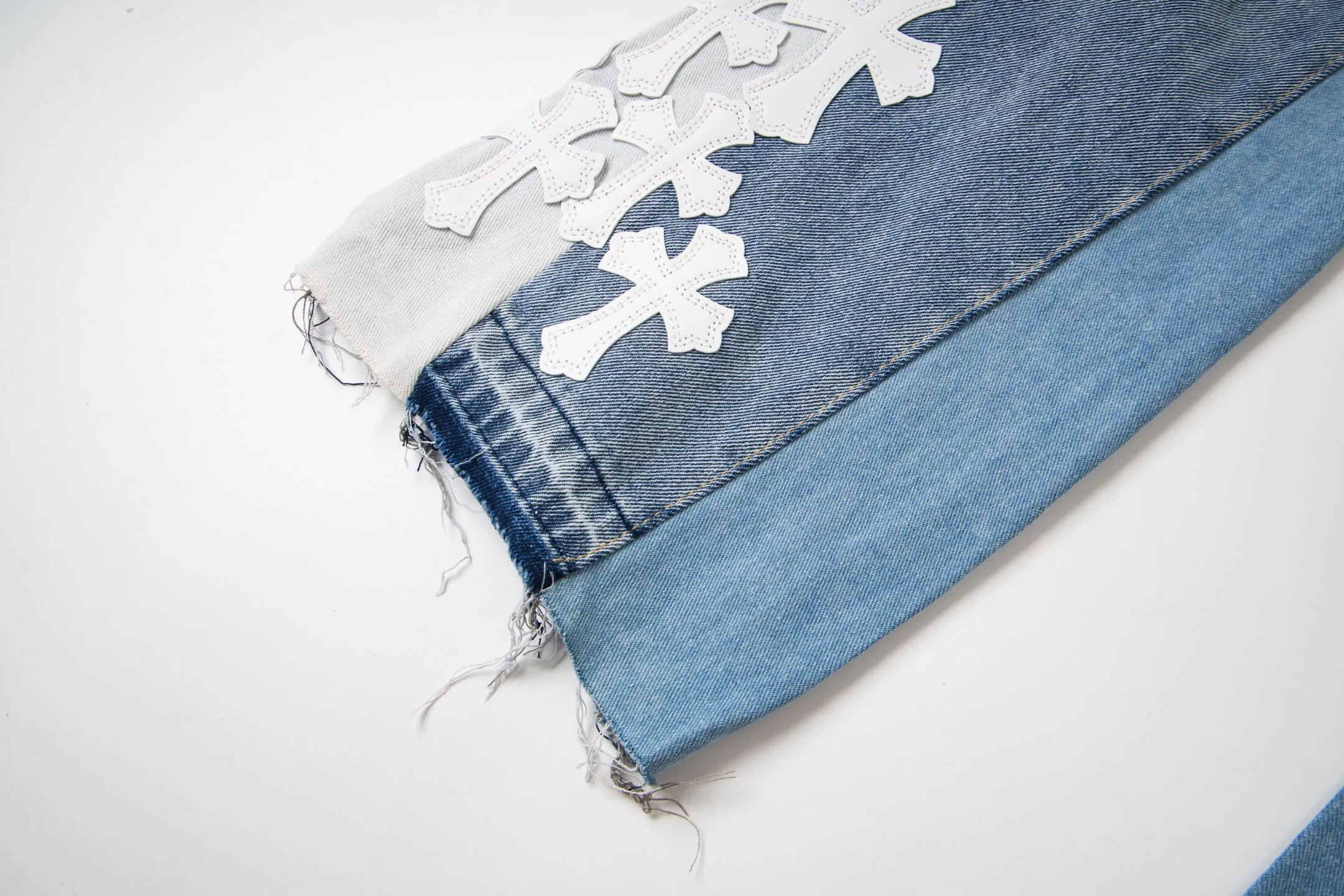 P240 Chrome Hearts Gallery co-branded limited-edition cross-flared flared jeans are a hot item this season and are sought after by countless celebrities and fashionistas. The neat details of the cutting process add color to the playful fashion! The neat and meticulous design, and the well-fitting structure is unique. The upper body not only has outstanding recognition, but also looks younger and younger. A style with the ultimate wearing meaning and performance, gorgeous color matching, and the craftsmanship of this style is also extremely extraordinary. After the finished product is washed, it is disassembled and hand-made with sheepskin cross leather and then spliced ​​together to complete. The whole piece has too many craftsmanship to describe. It is decorated with patchwork cross flowers and high-waisted washed jeans! ! Absolutely high-end luxury product, a god-level single product, a super popular product, made by top heavy industry, a magic weapon that cannot be missed to hit the streets. Style number: 1843 Size: 28 30 32 34 36 Color: blue